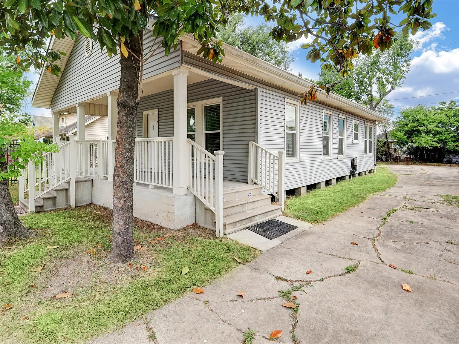 3 bed, 1.0 bath, 1190 sqft, $1,750 — Photo 1