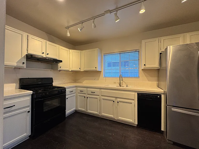 849 N West Knoll Dr — Photo 26