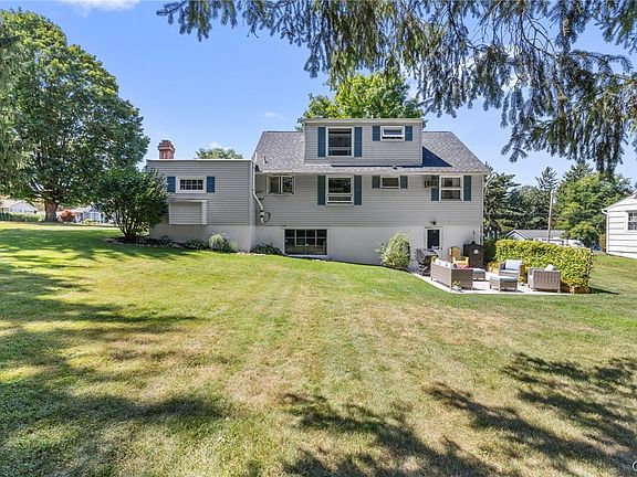 3rd image of 211 Stonehedge Rd