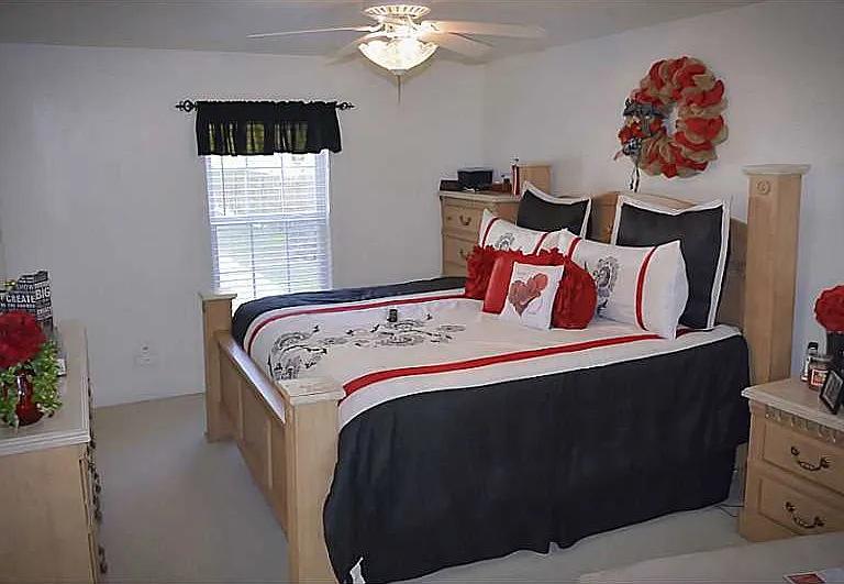 632 Vaughan Ave — Photo 6