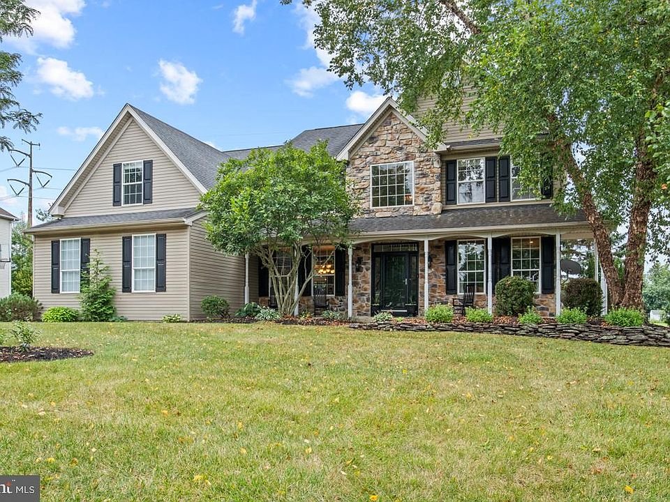 2nd image of 2272 Locust Dr