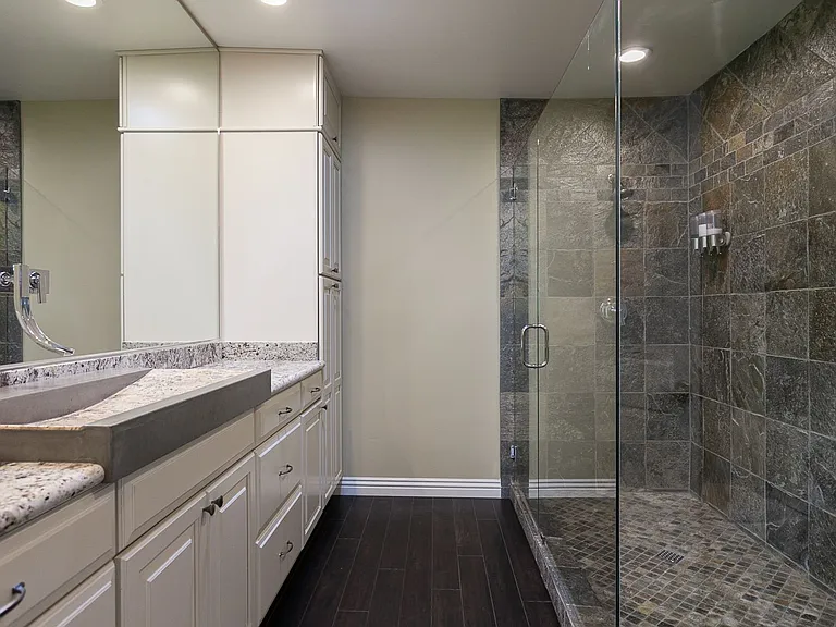 1044 E Palmyra Ave — Photo 2
