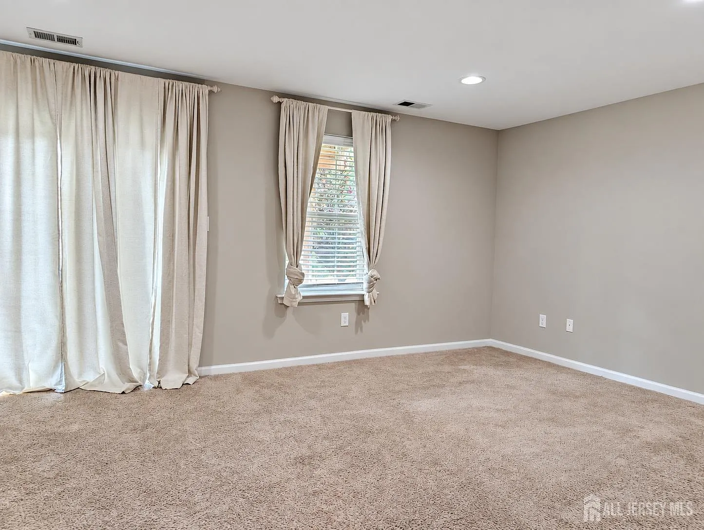 3 bed, 4.0 bath, 2210 sqft, $3,600 — Photo 3