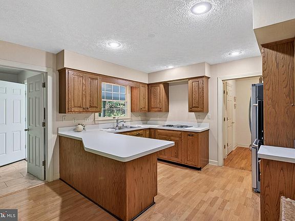 3rd image of 102 Forest Valley Rd