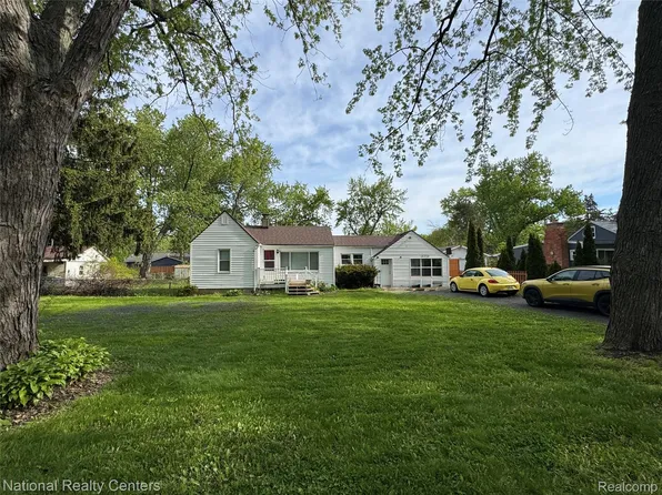 6376 Lanman Dr, Waterford, MI 48329