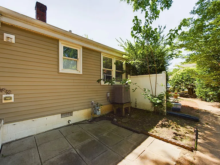 2363 Bernard St — Photo 23