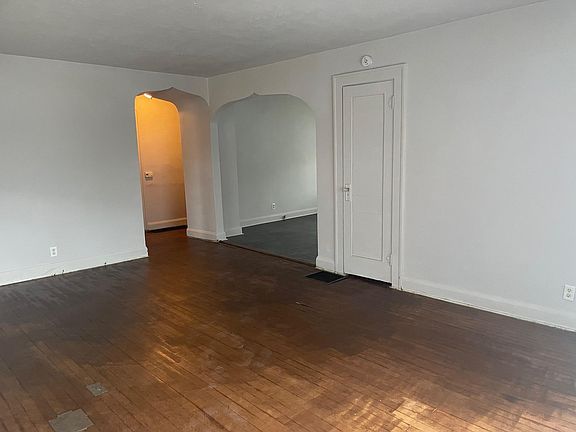 3rd image of 1036 N Gladstone Ave