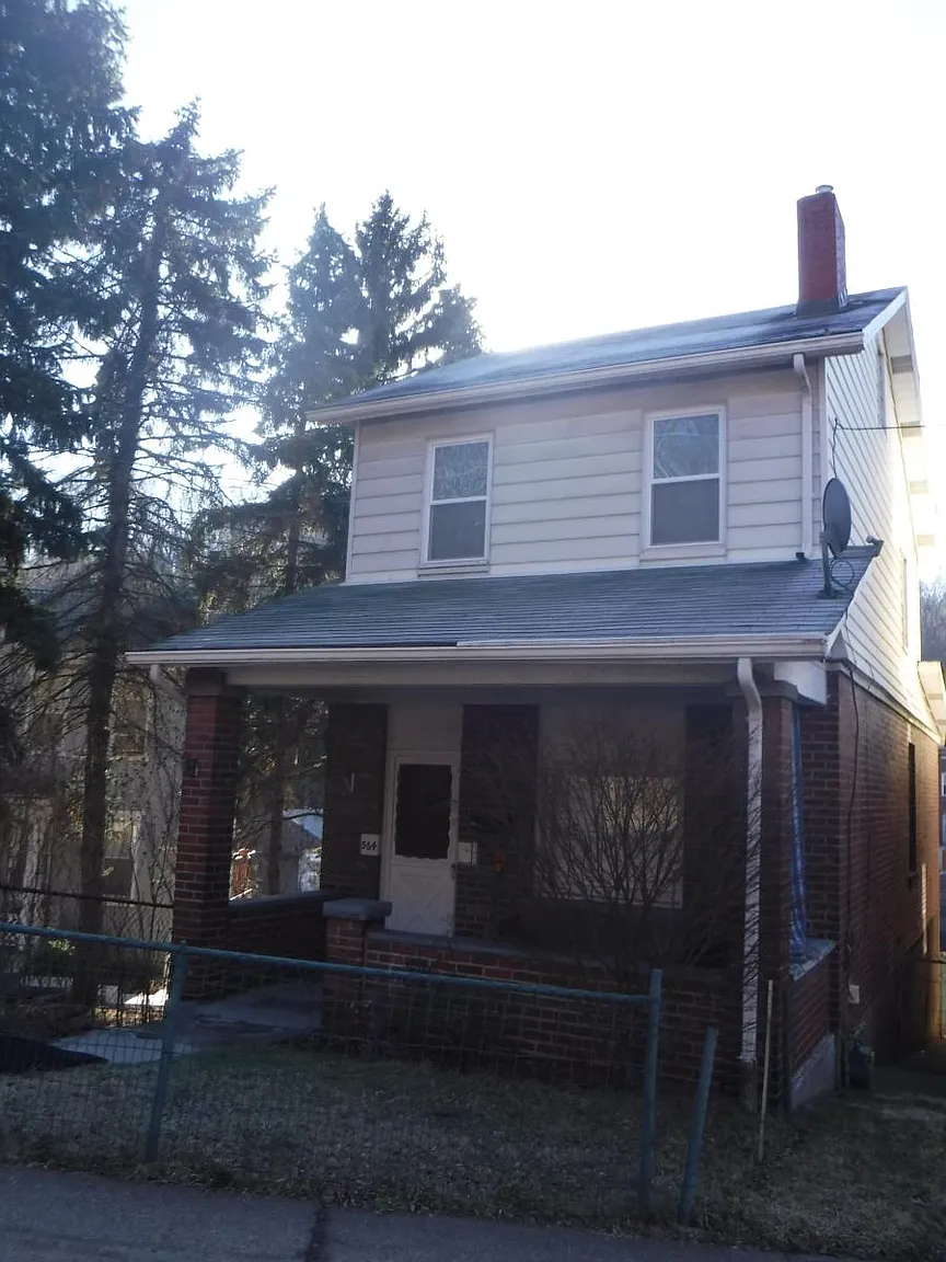 564 Hazelwood Ave photo 1