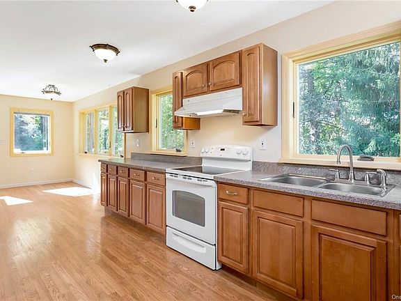5th image of 118 Lake Kitchawan Dr