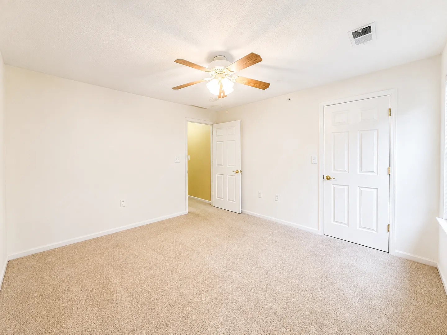 Spacious 2BR Condo with Flex Space & Private Balcony in Crestwood's Madison Park — Photo 3