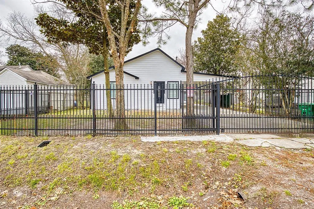 5 bed, 3.0 bath, 1704 sqft, $2,500 — Photo 1
