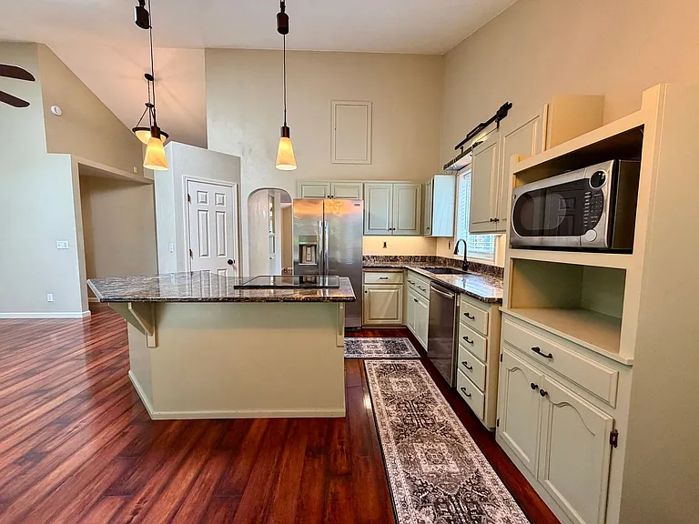 555 Edwards Dr — Photo 5