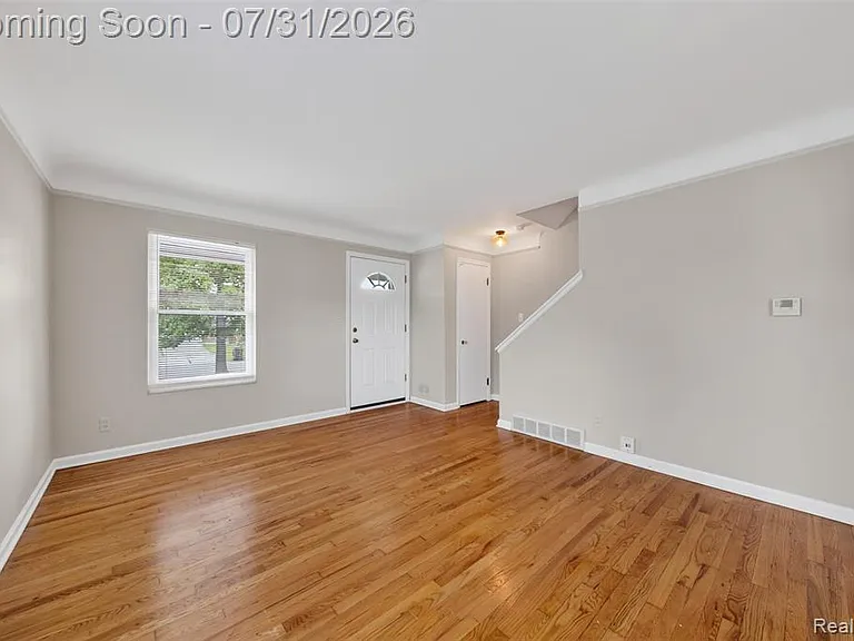 360 Parkview Dr — Photo 4