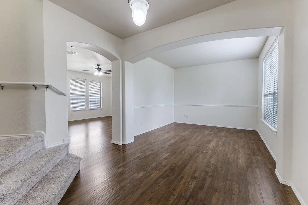 3 bed, 2304 sqft, $2,100 — Photo 4