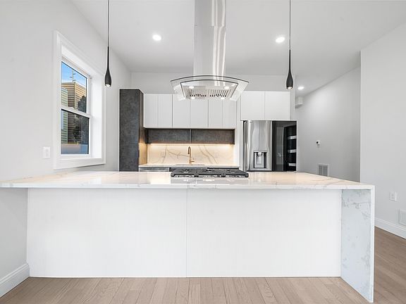 5th image of 272 Terrace Ave #1