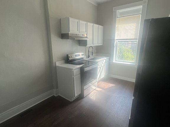 3rd image of 3016 California Ave