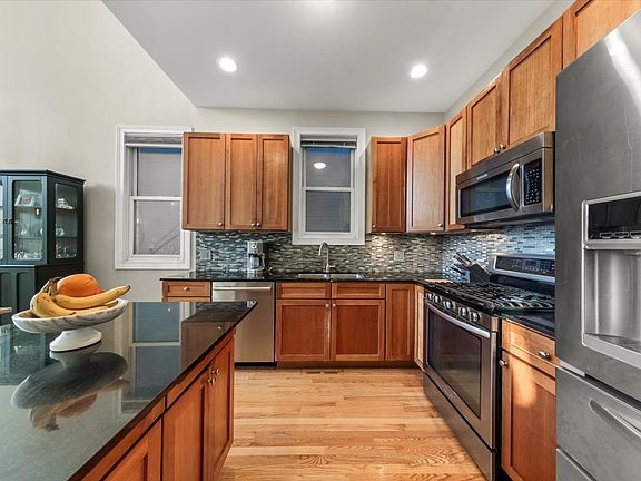 3rd image of 2329 N Leavitt St #3
