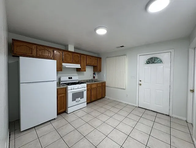 3 bed, 850 sqft, $2,999 — Photo 4