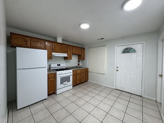 4th image of 12446 San Fernando Rd Unit B