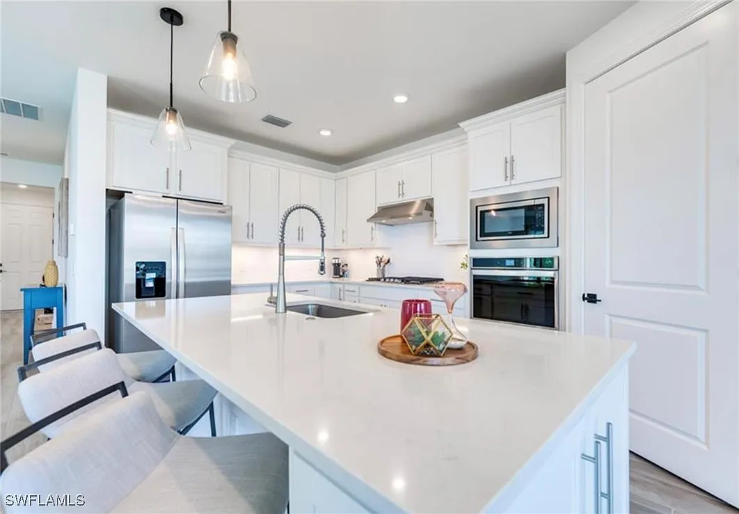 3 bed, 2.0 bath, 2088 sqft, $6,490 — Photo 2
