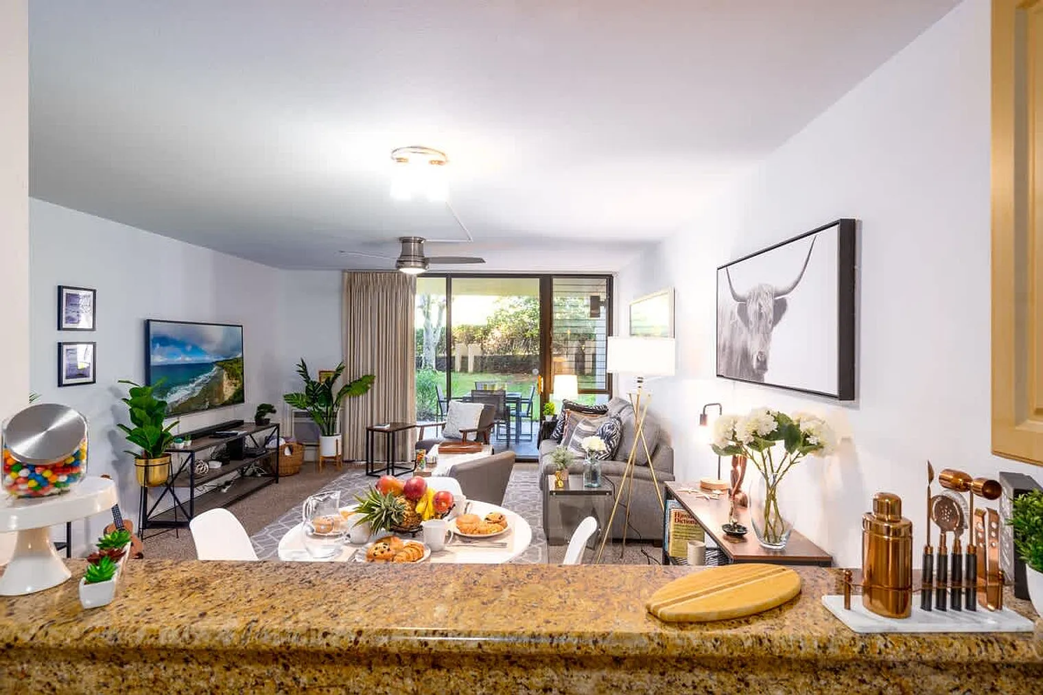 1 bed, 2.0 bath, 893 sqft, $7,490 — Photo 4