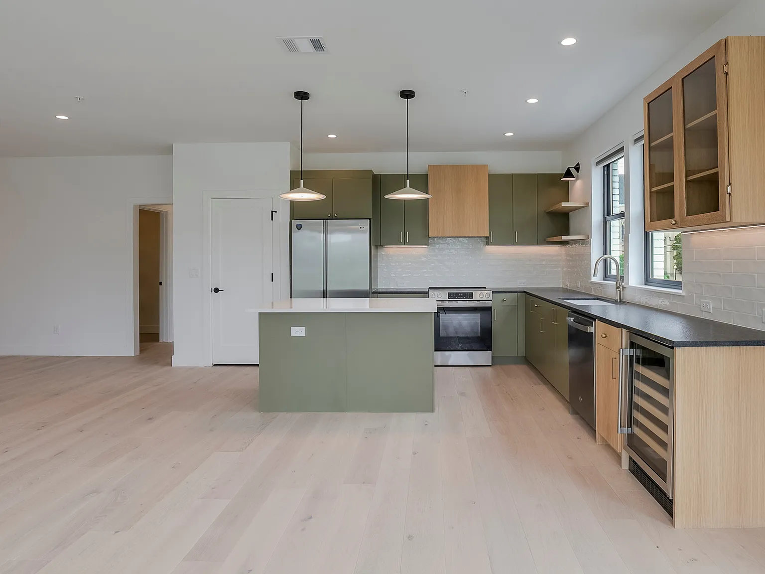 2 bed, 1650 sqft, $3,300 — Photo 3