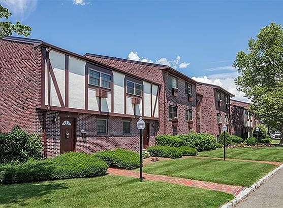 4th image of 241 Lexington St #016db3ab0