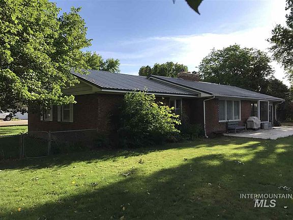 3rd image of 104 E Amber St