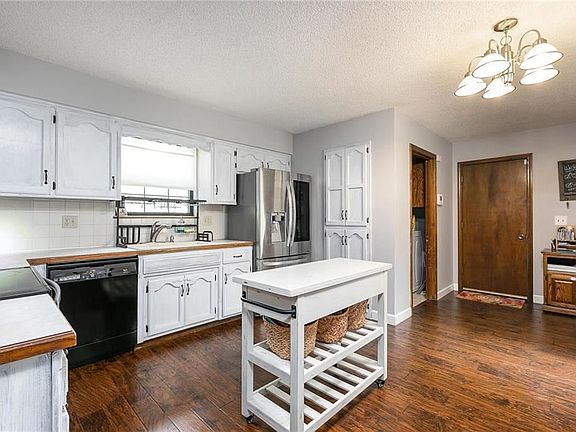 4th image of 1212 Hampton Dr