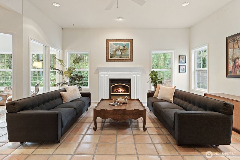 5th image of 641 E Lakeshore Drive