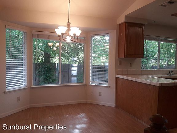 4th image of 2228 Longview Dr