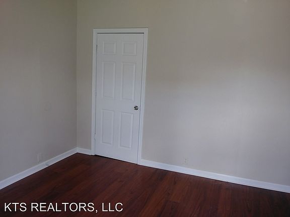 3rd image of 8819 Olive St