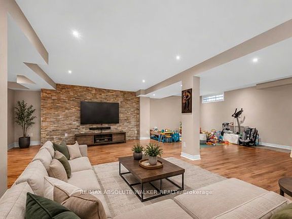 5th image of 245 Lucinda Cres