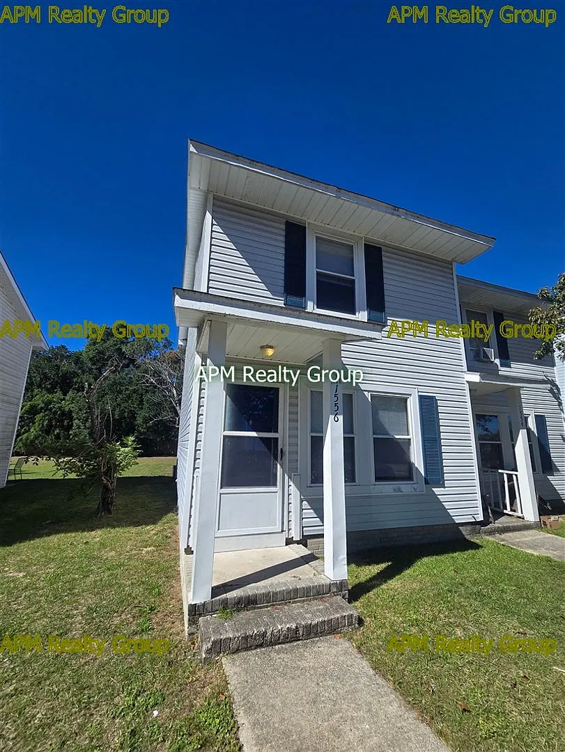Charming 2 Bedroom 1.5 Bath — Photo 1