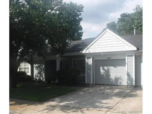 1041A Canterbury Dr photo 1