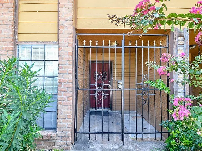 9090 S Braeswood Blvd — Photo 10