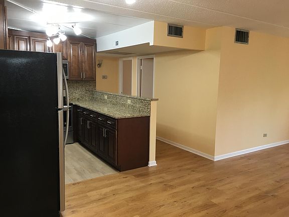4th image of 3221 Parkway Dr #21
