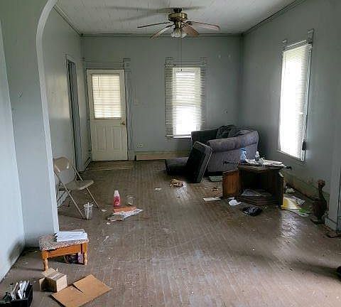 5th image of 607 W Jones St