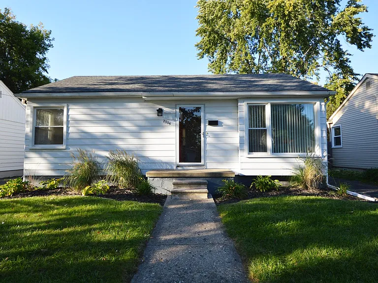 2335 Rowland Ave — Photo 2