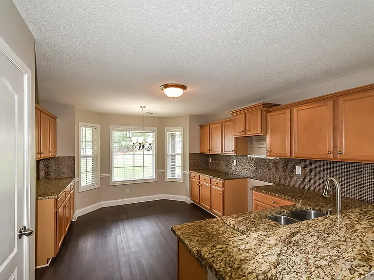 709 Williamsburg Ct — Photo 9