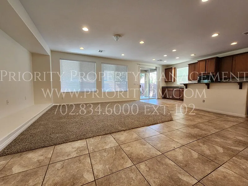 3 bed, 2.5 bath, 1917 sqft, $2,395 — Photo 2