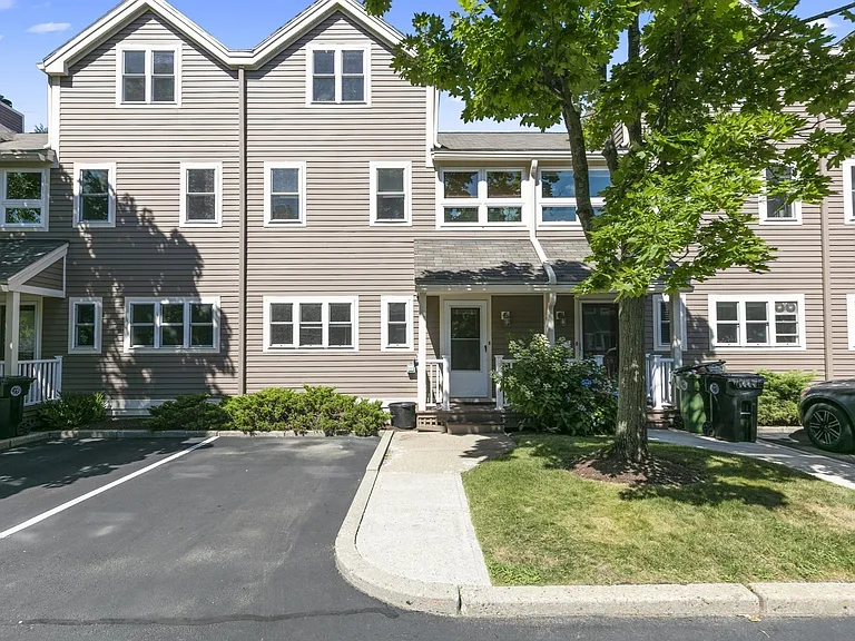 8 Locust Ln #4 — Photo 3