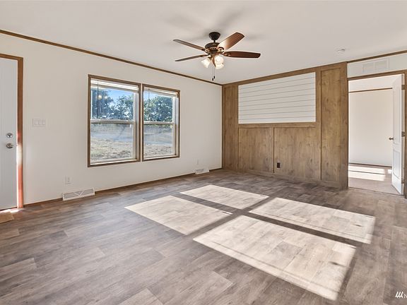 Split floor plan w/ 3 bedrooms plus Den/Office>