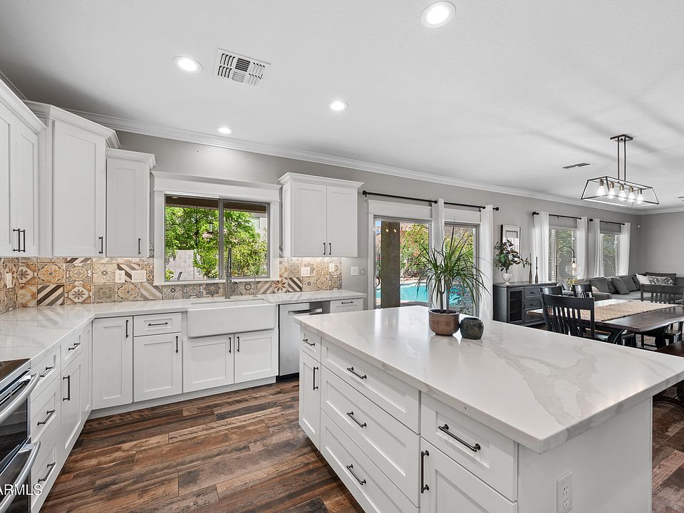 1st image of 824 E Chelsea Drive