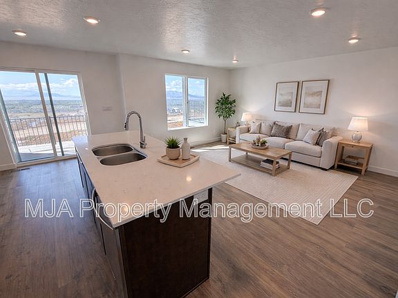 5th image of 222 E Glencoe Dr