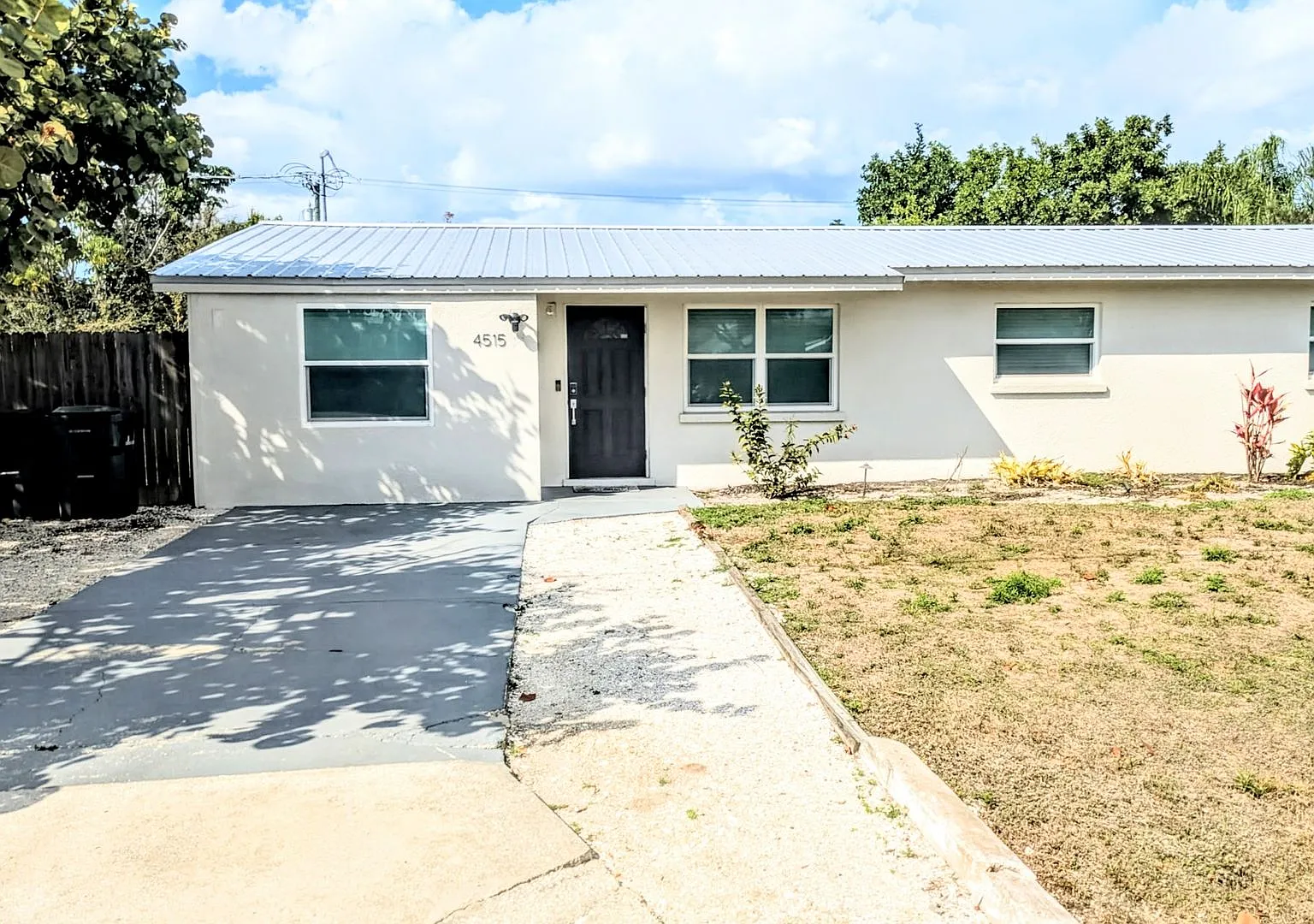 Short-Term Vacation Rental Updated 4-Bedroom Pool Home With Spacious Living Areas — Photo 2