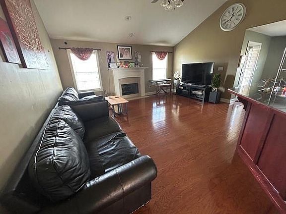 3rd image of 741 Sugarberry Ave
