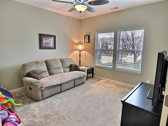 4th image of 389 Bluegrass Dr