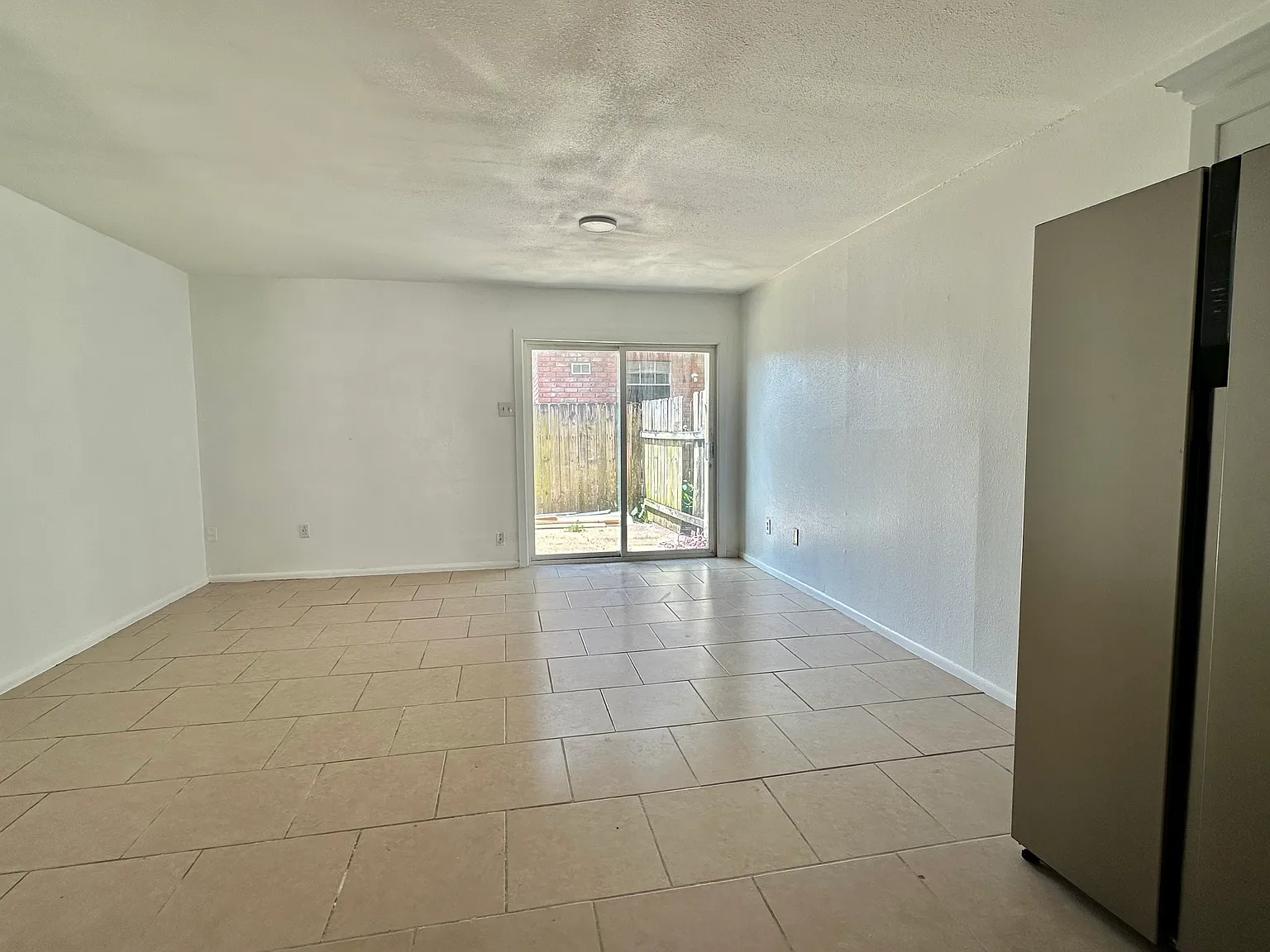 811 Vouray Dr — Photo 2