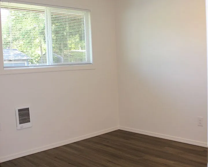 2588 NE Grant St — Photo 13